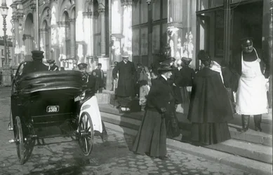 Träger und Passagiere vor dem Nikolaus-Bahnhof, Newski-Prospekt, St. Petersburg, ca. 1913